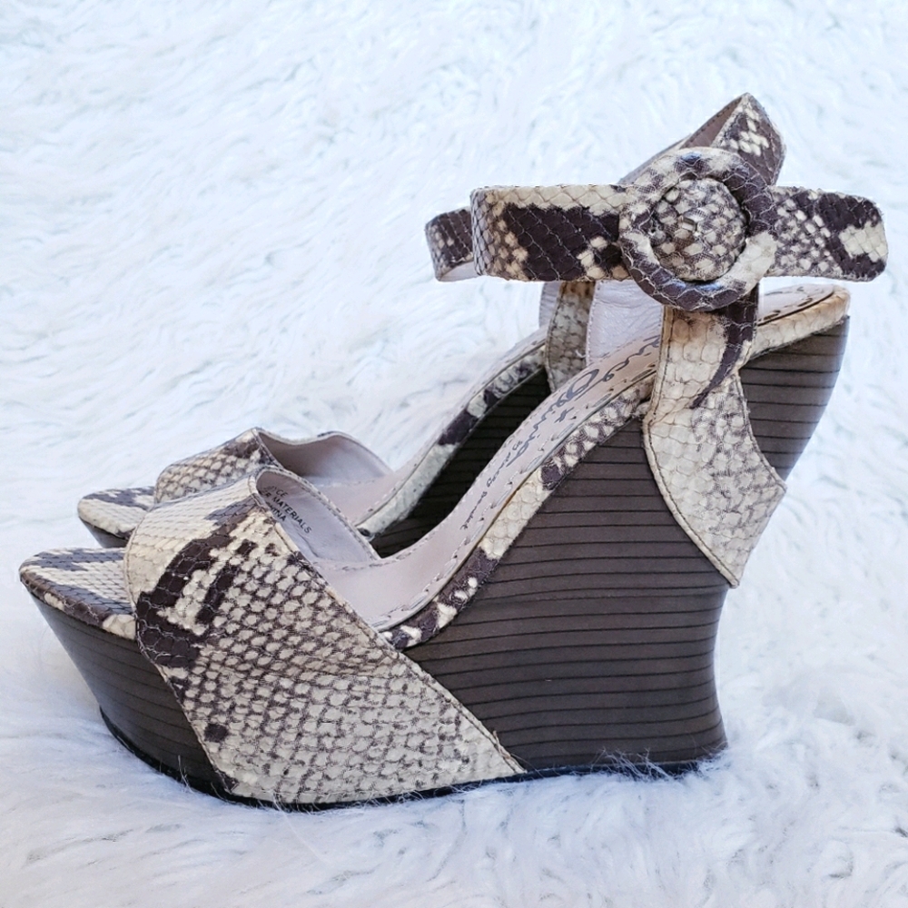 SALE Alice + Olivia Joyce snakeskin wedge sz 37…